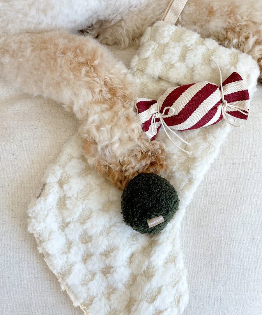 Lambwolf-Collective-peluche-chien-interactive-design-Chaussette-de-noel-XmasStocking
